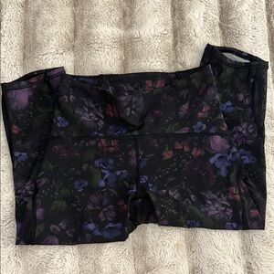 Lululemon Floral Black Midi Leggings size 4 used in good condition.